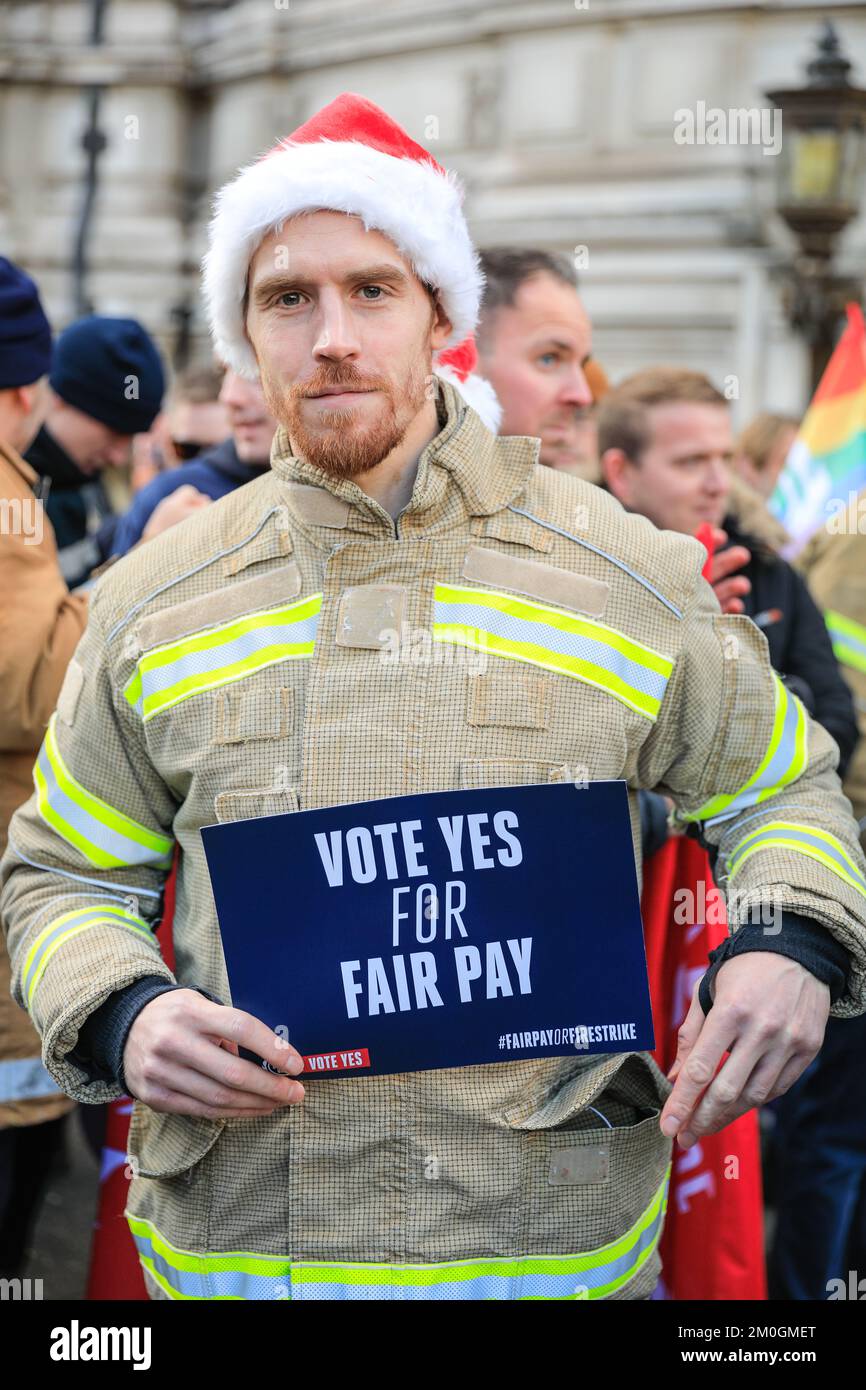 London, Großbritannien. 06.. Dezember 2022. Feuerwehrleute, Kontrolleure und Mitglieder der Feuerwehrunion (FBU) treffen sich heute in Westminster und Lobbypolitiker, um den Wahlgang für Streiks zu starten. FBU-Mitglieder haben das aktuelle Gehaltsangebot abgelehnt und stimmen darüber ab, ob Streiks Schieß los. ergeben. Kredit: Imageplotter/Alamy Live News Stockfoto