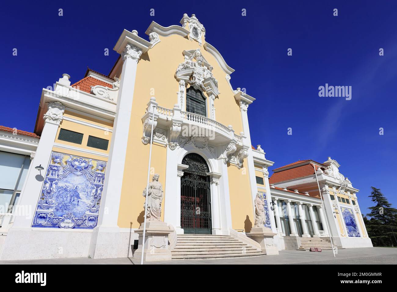 Pavilhão Carlos Lopes. Carlos Lopes Pavillon im Eduardo VII Park in Lissabon, Portugal. Veranstaltungsort mit Asulejos-Fliesen an den Wänden. Stockfoto