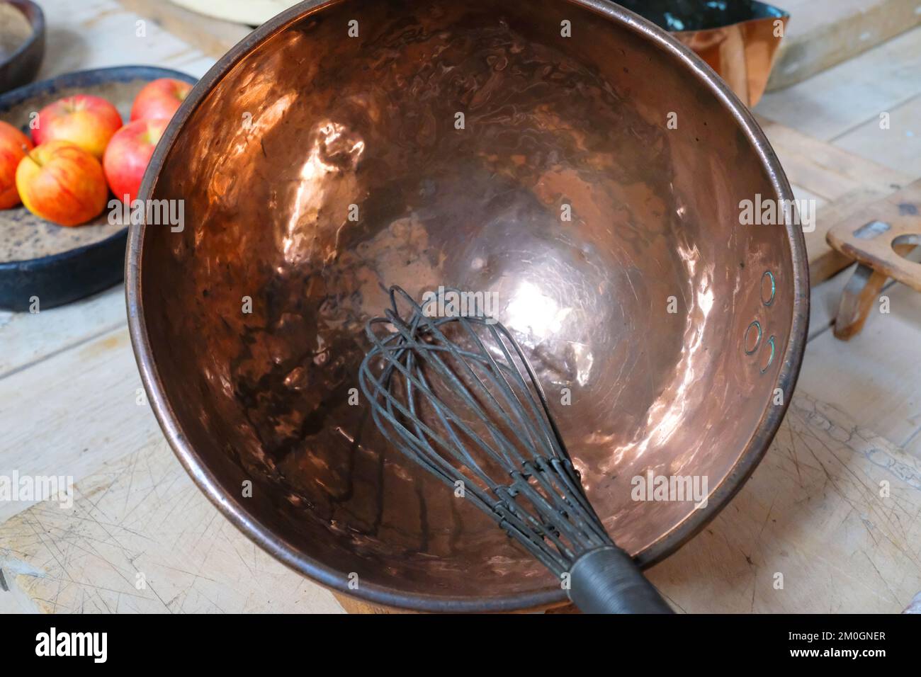 Altmodische Schneebesen- und Kupferschüssel - John Gollop Stockfoto