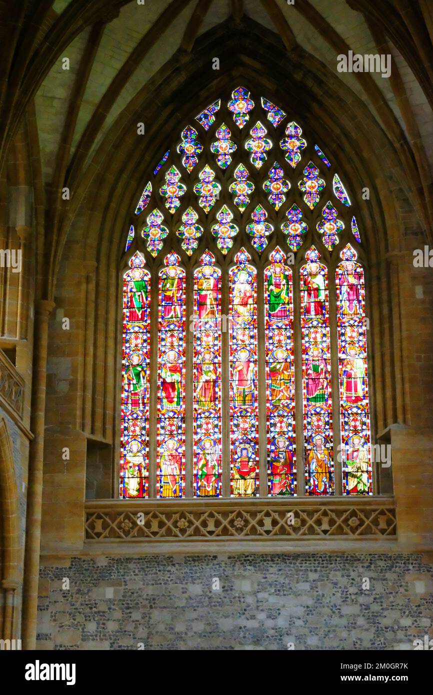 Ein Buntglasfenster in der Milton Abbas Abbey Church, Dorset, Großbritannien - John Gollop Stockfoto