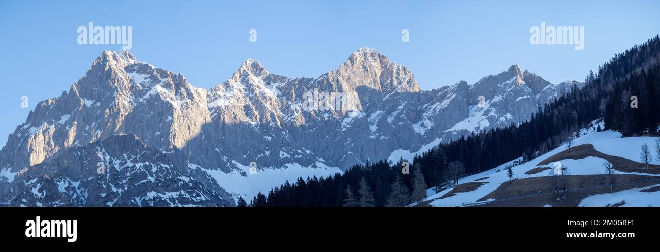 Blauer Himmel über dem schneebedeckten Berggipfel, Dachsteingebirge mit den Gipfeln Torstein, Mitterspitz, hoher Dachstein, Hierzegg bei Ramsau am Dachstein, Steiermark Stockfoto