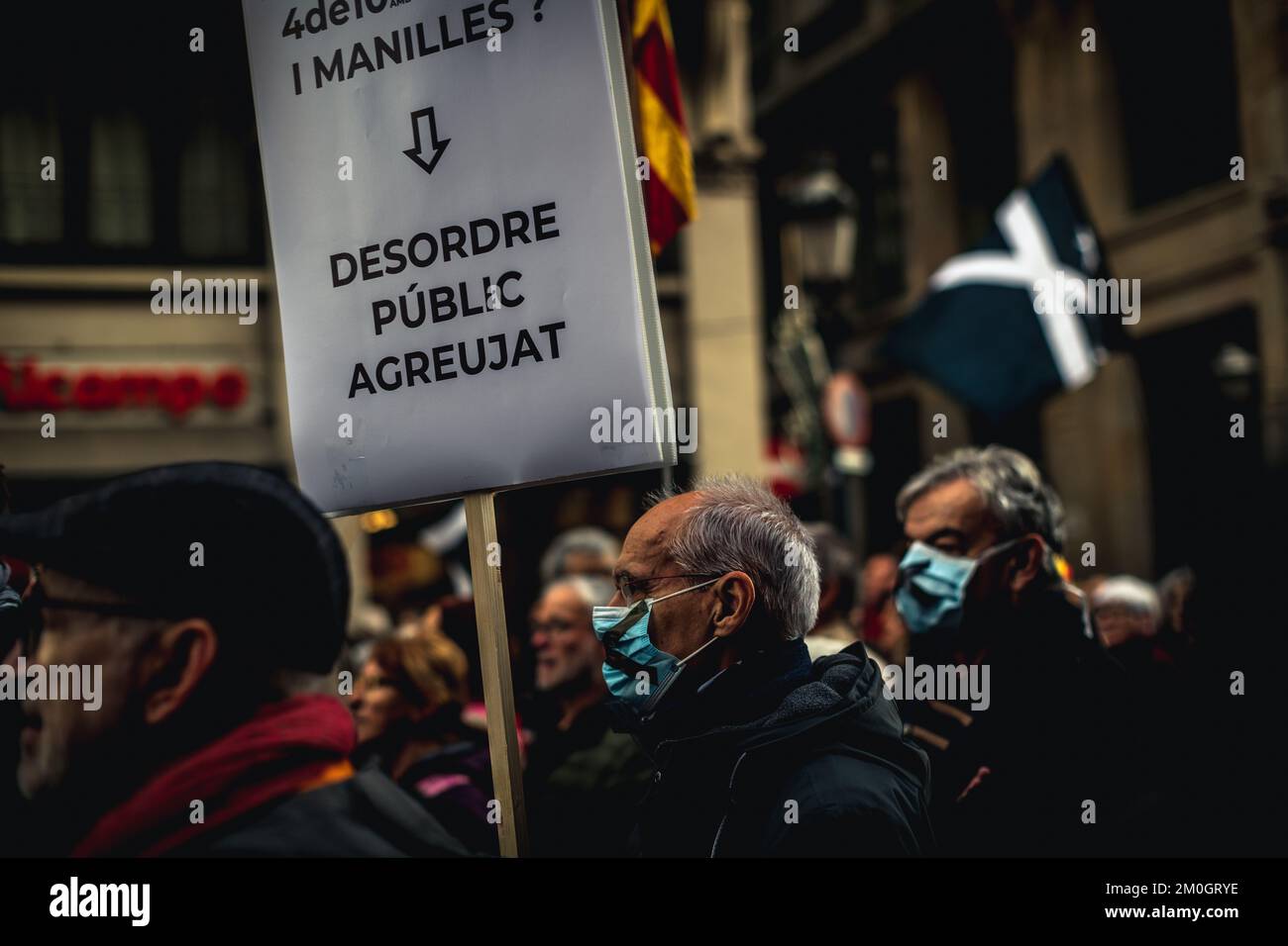 Barcelona, Spanien. 6.. Dezember 2022. Katalanische Separatisten marschieren gegen den Vorschlag, das Verbrechen der Aufwiegelung durch eine neue Straftat der verschlimmerten öffentlichen Unordnung zu ersetzen. Auch wenn es niedrigere Strafen hätte, befürchten die Demonstranten, dass es das Demonstrationsrecht kriminalisieren würde. Kredit: Matthias Oesterle/Alamy Live News Stockfoto