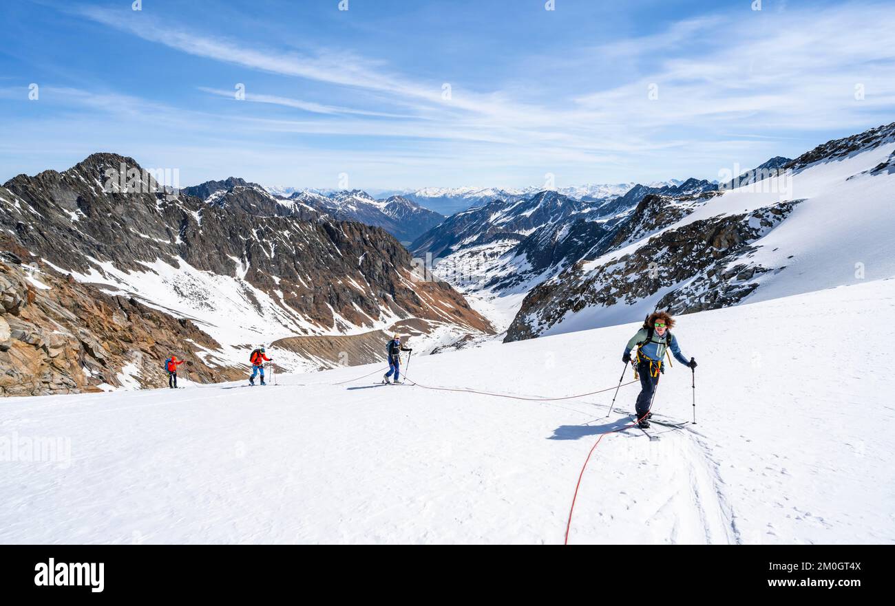 Skitouristen auf dem Gletscher, Berglasferner, Blick auf das Berglastal-Tal und Bergpanorama, Stubai-Alpen, Tirol, Aust Stockfoto