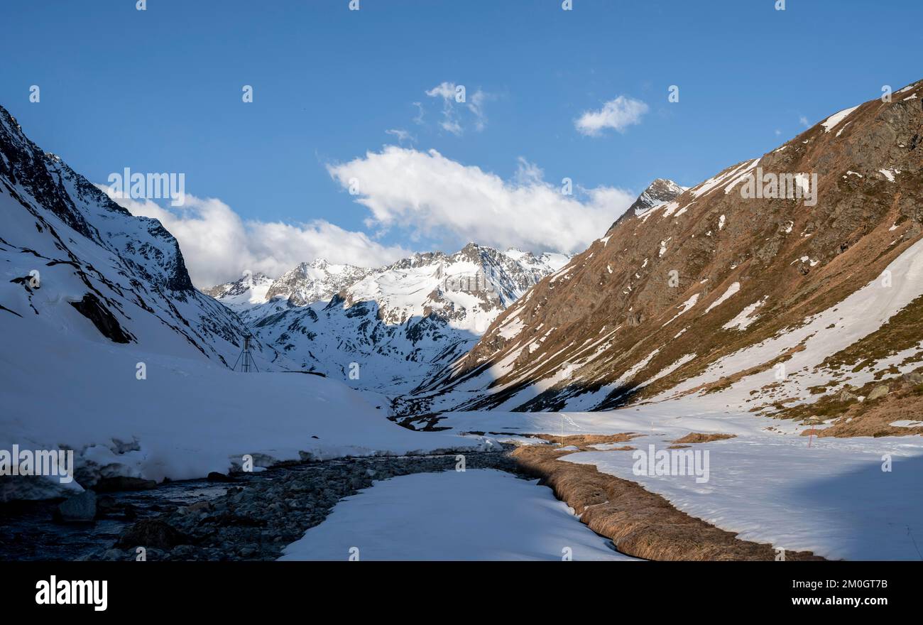 Schneebedeckte Berge im Abendlicht, Blick in das Tal mit Oberbergbach, Franz-Senn-Hütte, Stubai-Alpen, Tirol, Österreich, Europa Stockfoto