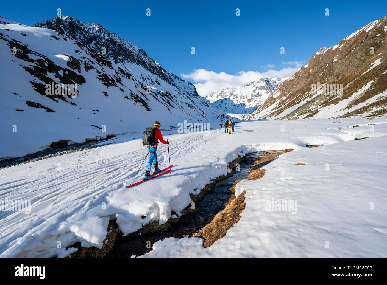 Skitouristen in einem Tal in Oberbergbach, schneebedeckte Berge, Franz-Senn-Hütte, Stubai-Alpen, Tirol, Österreich, Europa Stockfoto