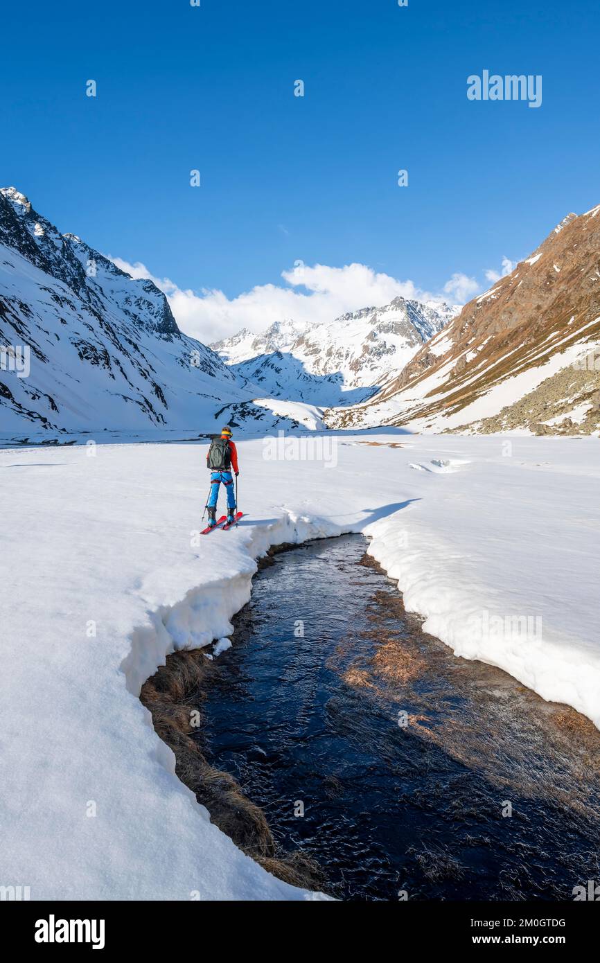 Skitouristen im Oberbergtal am Oberbergbach, schneebedeckte Berglandschaft, auf dem hinteren Gipfel Aperer Turm, Franz-Senn-Hütte, Stubai A. Stockfoto