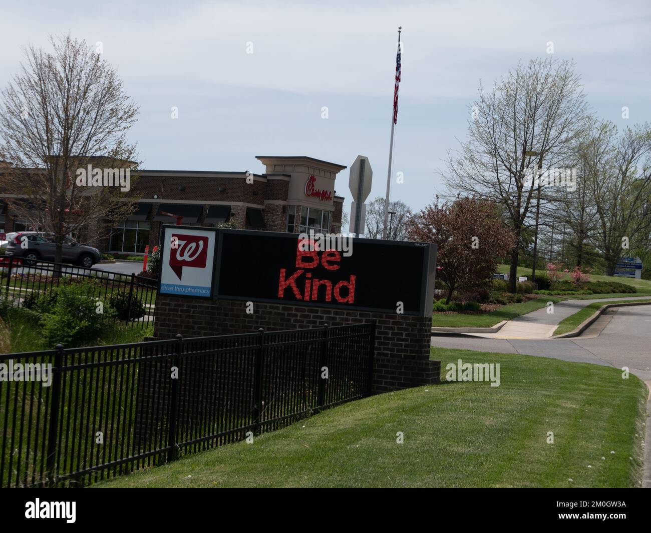 Johnson City, Tennessee, Usa 2022-04-20 Elektrisches Schild für eine Apotheke. Stockfoto