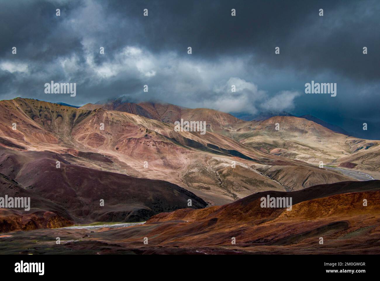 Wilde unberührte Landschaft entlang der Straße vom Manasarovar-See zum Königreich Guge, Westtibet, Asien Stockfoto