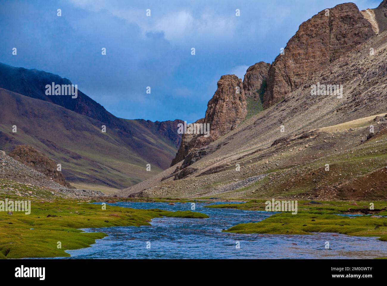 Bergfluss, entlang der Straße von Tsochen nach Lhasa, Westtibet, Asien Stockfoto