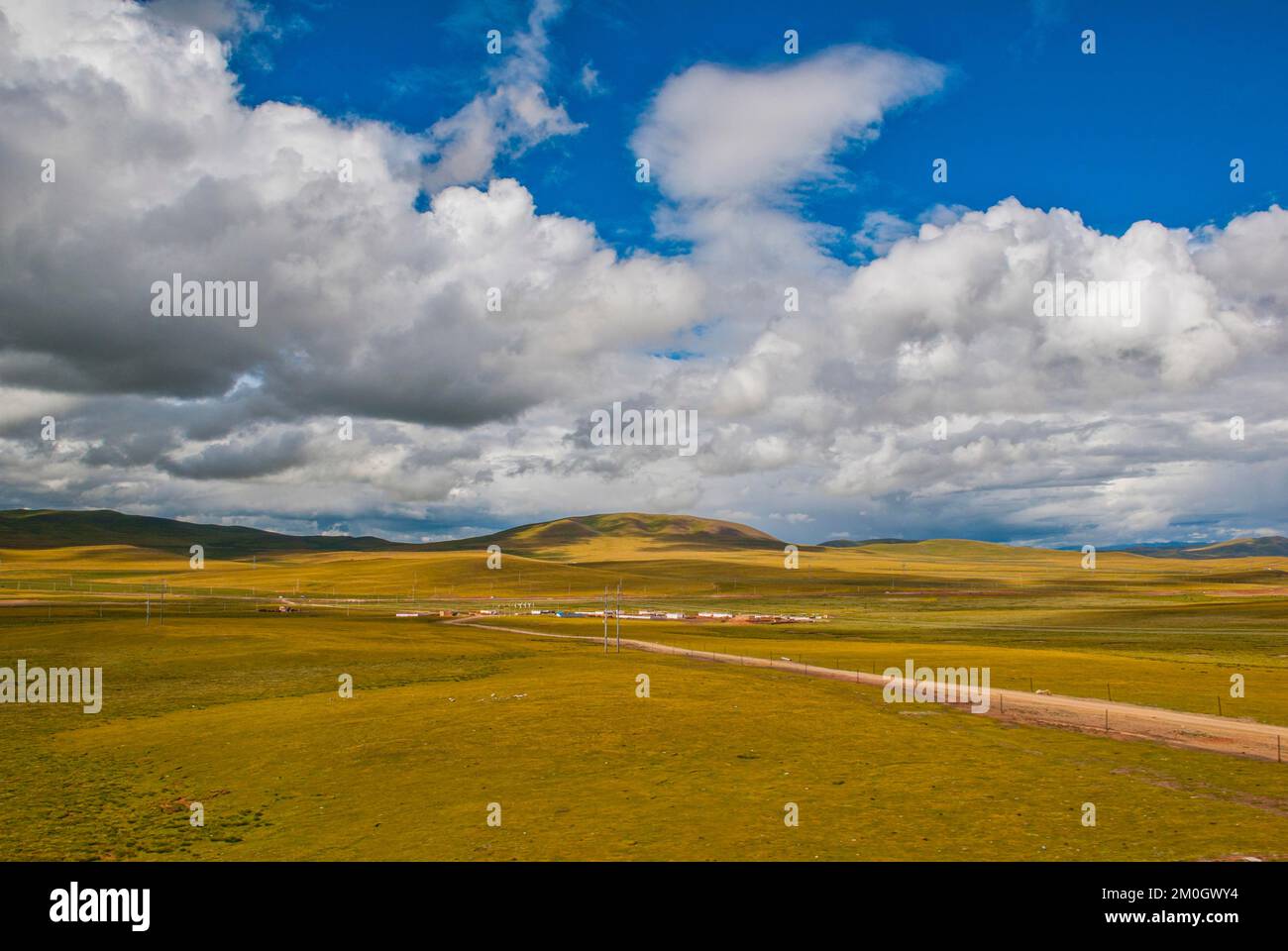 Die offene, weite Landschaft Tibets entlang der tibetischen Eisenbahn in Tibet, Asien Stockfoto