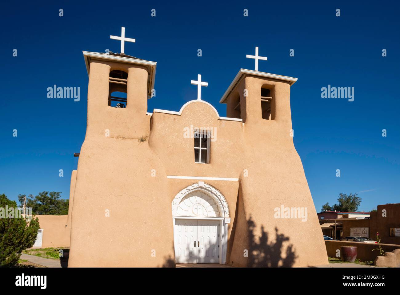 Die Kirche San Francisco de Asis in Ranchos de Taos, New Mexico, USA, berühmt durch Ansel Adams. Stockfoto