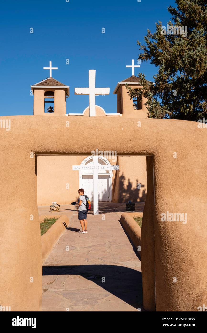 Die Kirche San Francisco de Asis in Ranchos de Taos, New Mexico, USA, berühmt durch Ansel Adams. Stockfoto