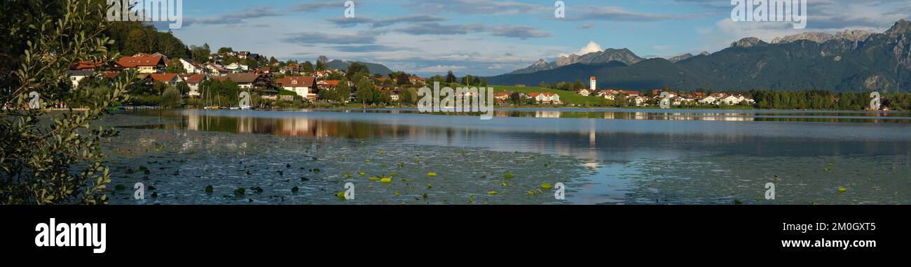 Blick auf das Dorf mit Hopfensee, Hopfen am See, Allgäu Alpen, Allgäu, Bayern, Deutschland, Europa Stockfoto