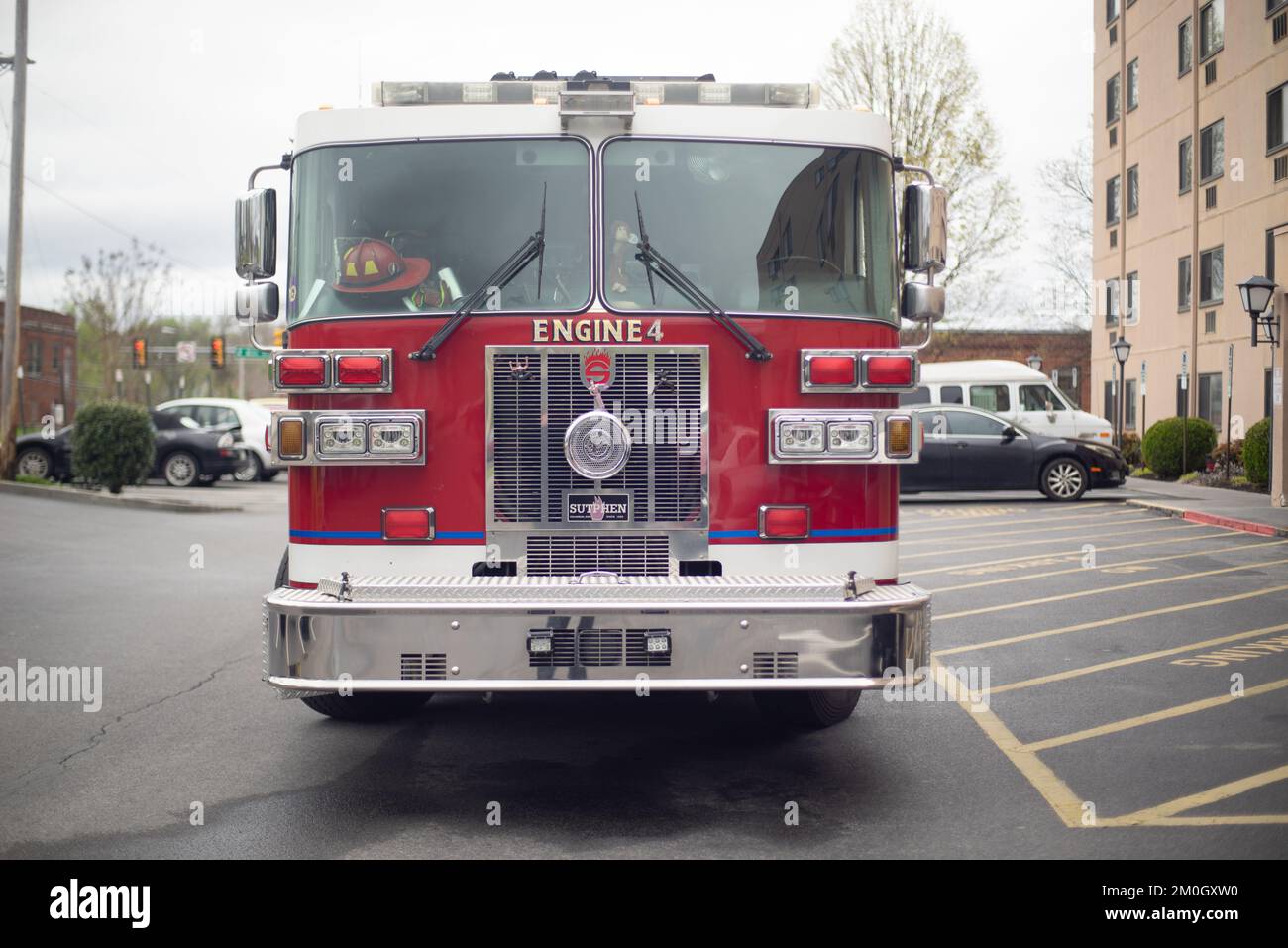 Johnson City, Tennessee, Usa 2022-04-04 Watauga Square Apartments: Feuerwehrauto auf Abruf. Stockfoto