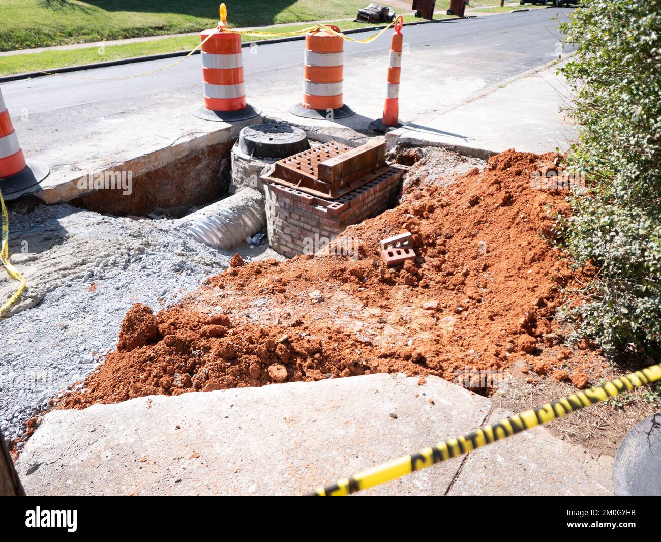 Johnson City, Tennessee, Usa 2022-04-01 Instandhaltungsarbeiten an unterirdischen Anlagen. Stockfoto