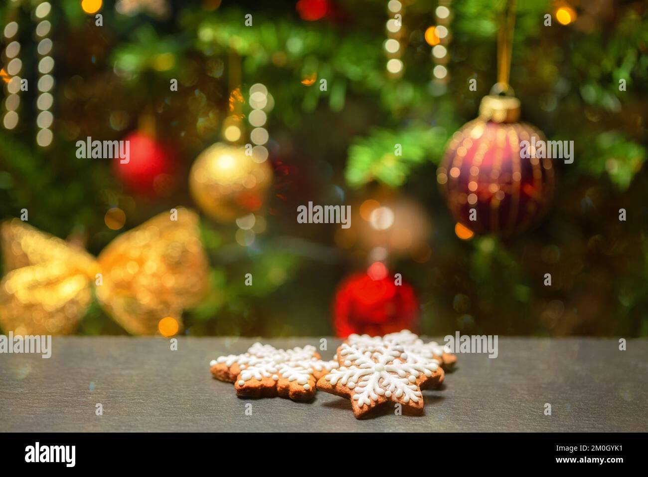 Hausgemachte Lebkekse auf Weihnachtsbaumhintergrund Stockfoto