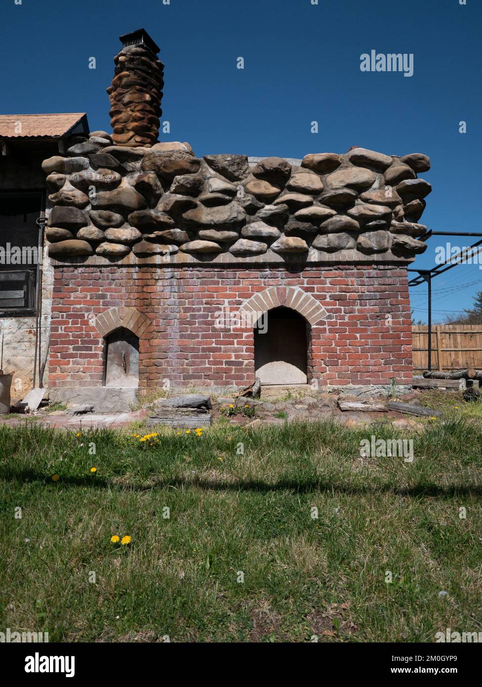 Johnson City, Tennessee, Usa 2022-04-01 Der Pizza-Ofen des Restaurants. Stockfoto