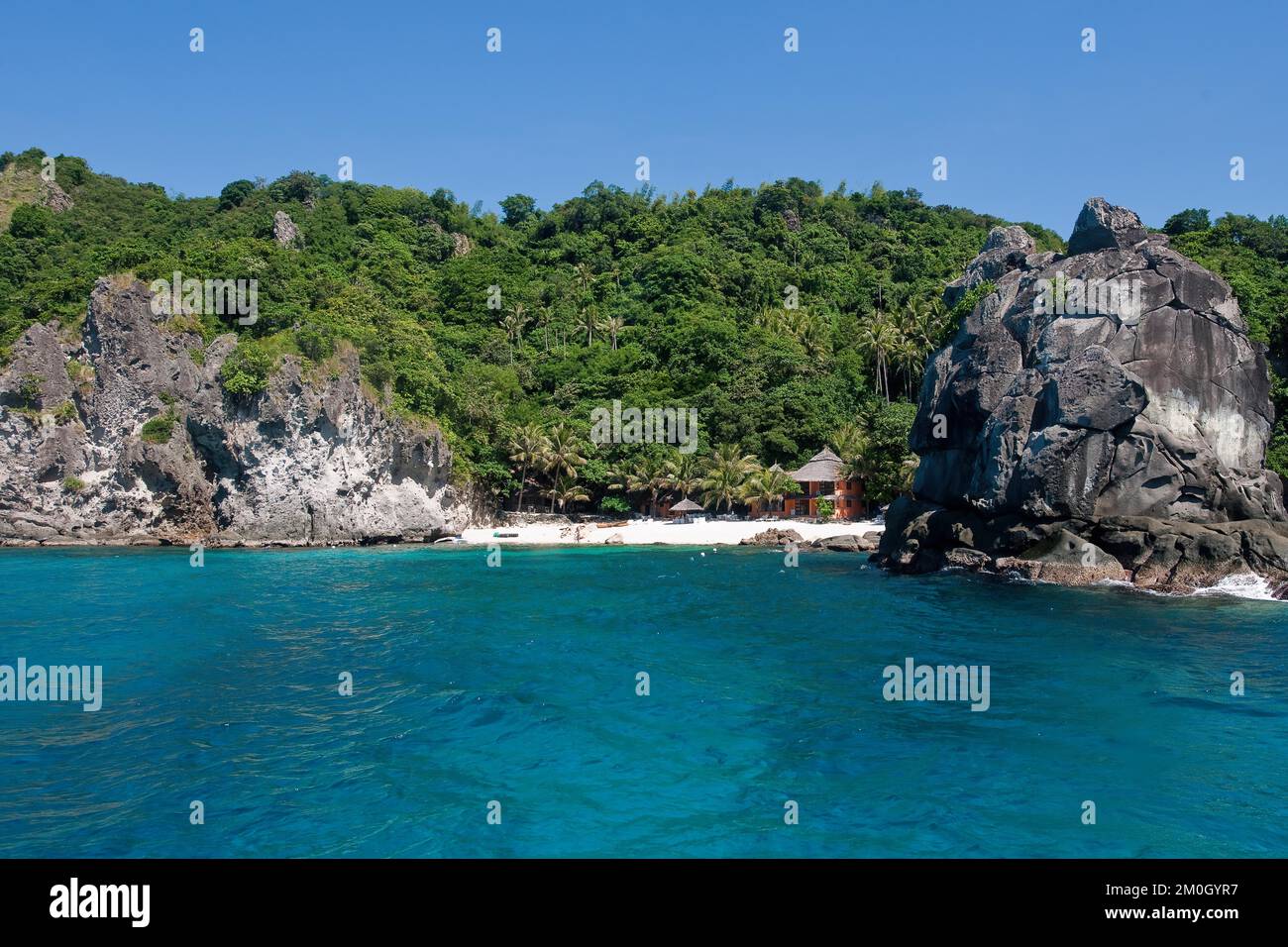 Blick auf den kleinen weißen Sandstrand von Apo Island in der Philippinischen See vor Negros Island, Visayas, Philippinen, Asien Stockfoto