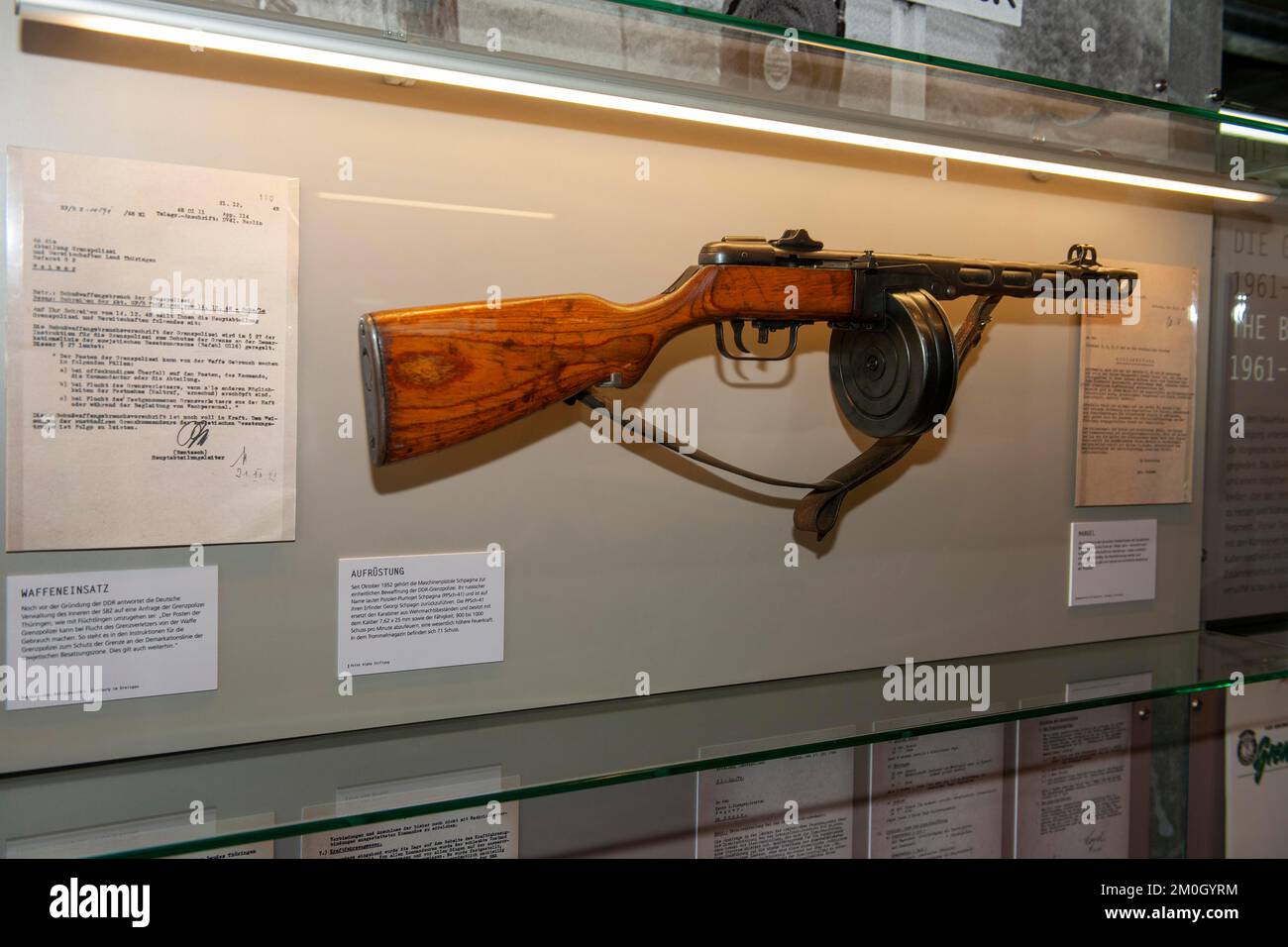 Historische Waffe der DDR-Grenzschutzbeamten Rifle Pistolet-Plumojet Schpagina PPSch-41, Museum Gedenkstätte Point Alpha an ehemaliger innerdeutscher Grenze, Stockfoto