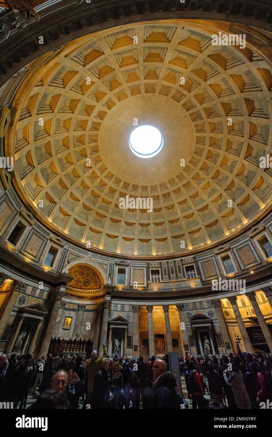 Freistehende Kassettendecke mit oculus Ocukus im historischen römischen Tempel, christliche Kirche, römisches Pantheon, Rom, Lazium, Italien, Europa Stockfoto