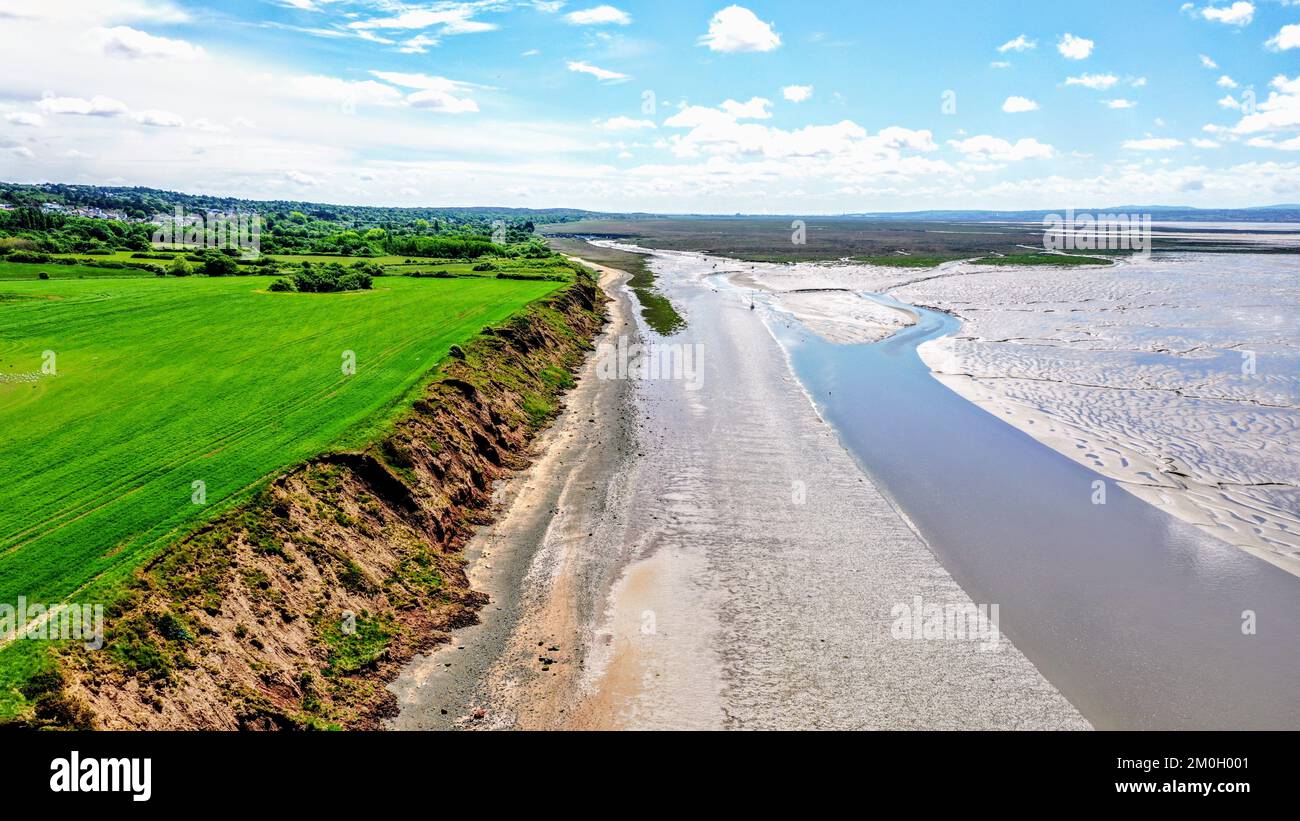 Genießen Sie an einem sonnigen Tag den Thurstaston Beach und den Fluss Dee aus der Vogelperspektive Stockfoto