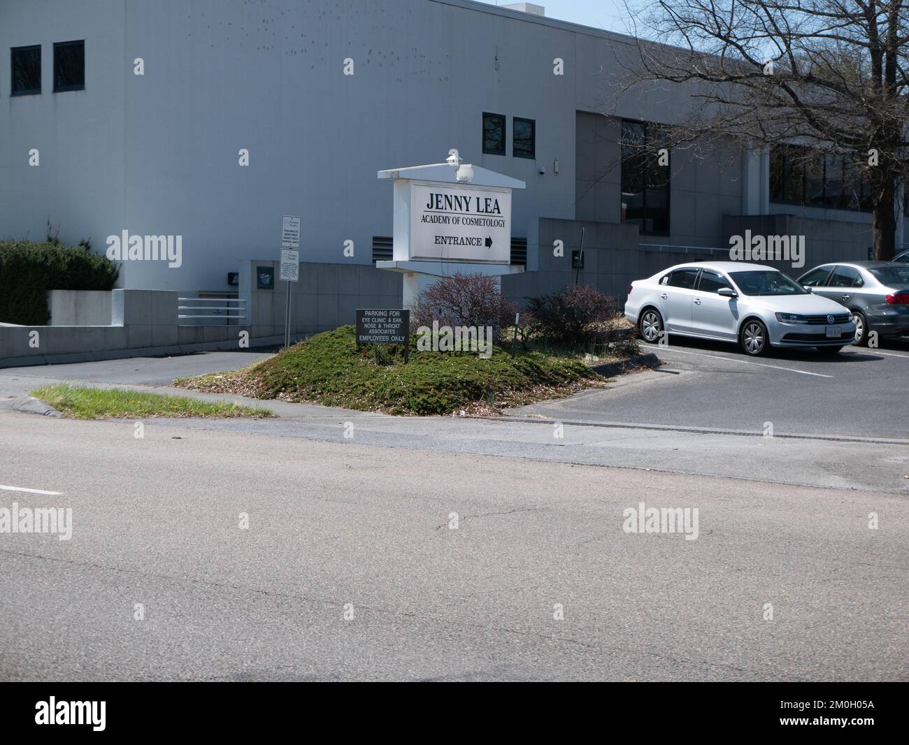 Johnson City, Tennessee, Usa 2022-04-01 Psychiatrische Klinik und Schule für Kosmetologie. Stockfoto