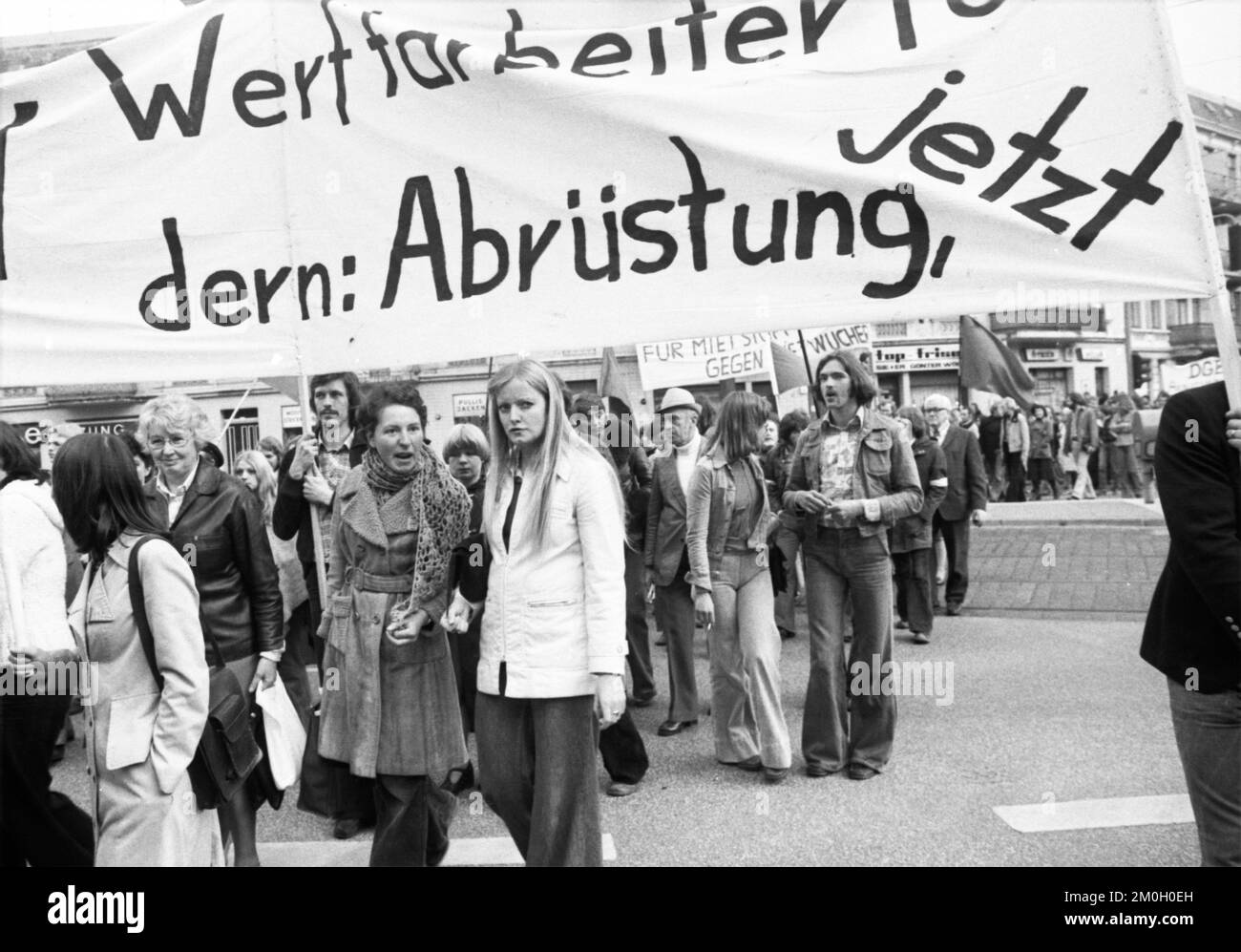 Die Hamburger DKP nutzte die Ehrung des kommunistischen Idols Ernst Thaelmann zu seinem 90.. Geburtstag, um eine Demonstration zu Fragen der Gegenwart, G, abzuhalten Stockfoto