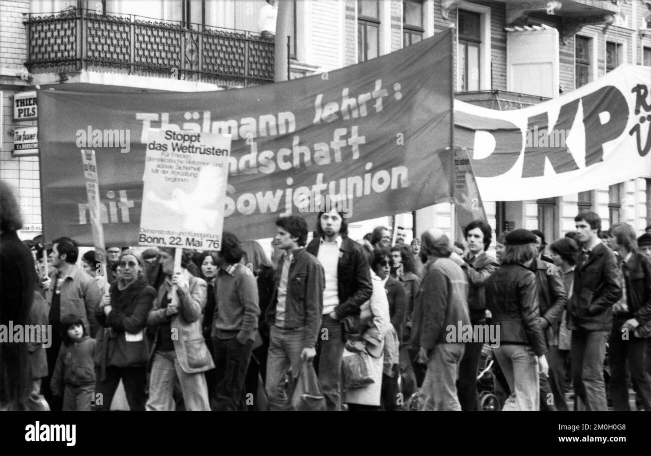 Die Hamburger DKP nutzte die Ehrung des kommunistischen Idols Ernst Thaelmann zu seinem 90.. Geburtstag, um eine Demonstration zu Fragen der Gegenwart, G, abzuhalten Stockfoto