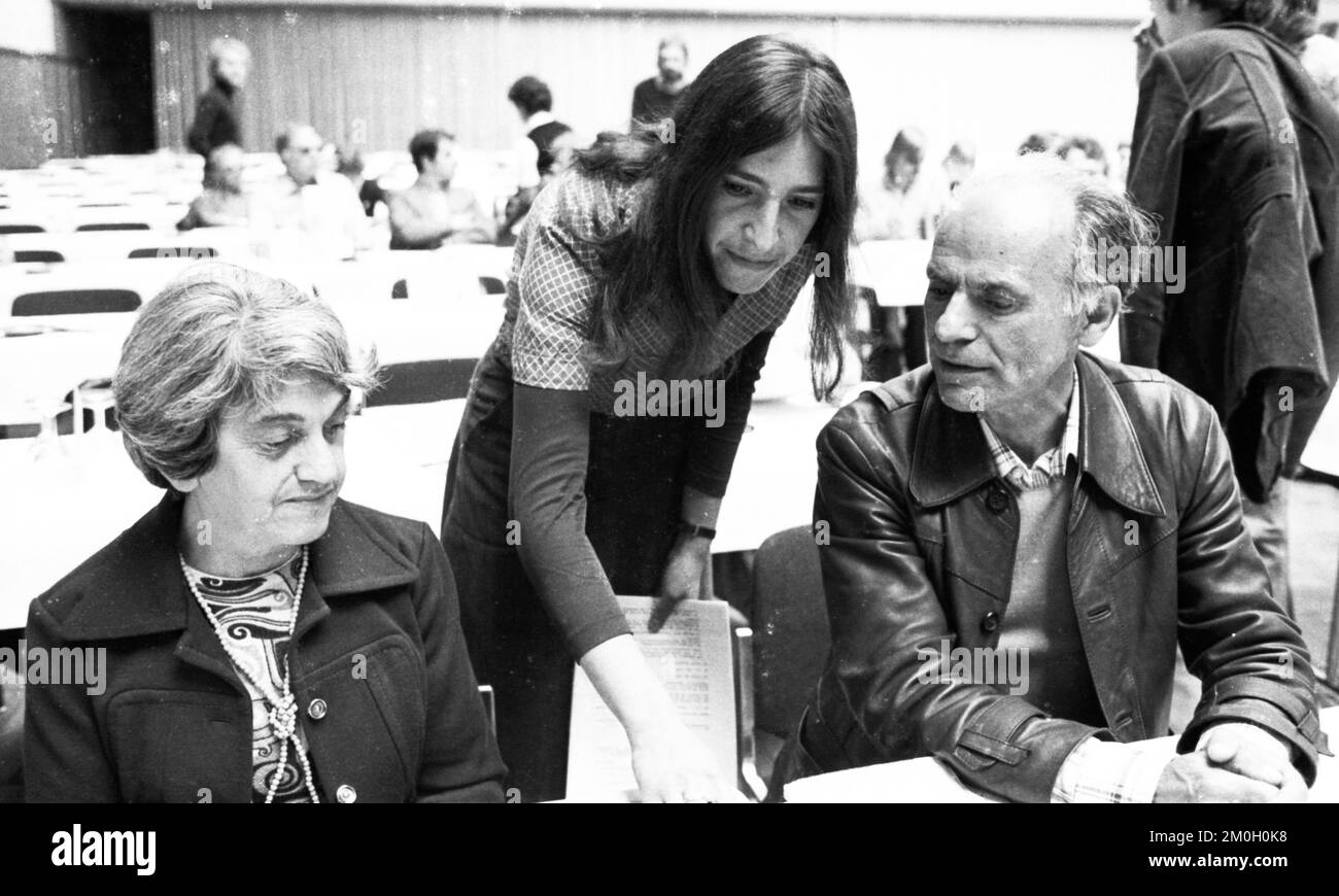Internationale Konferenz über Arbeitsverbote am 29.05.1976 in Karlsruhe. Gingold-Familie mit typischem Warbler (Sylvia) und Peter v.l, Deutschland, EUR Stockfoto
