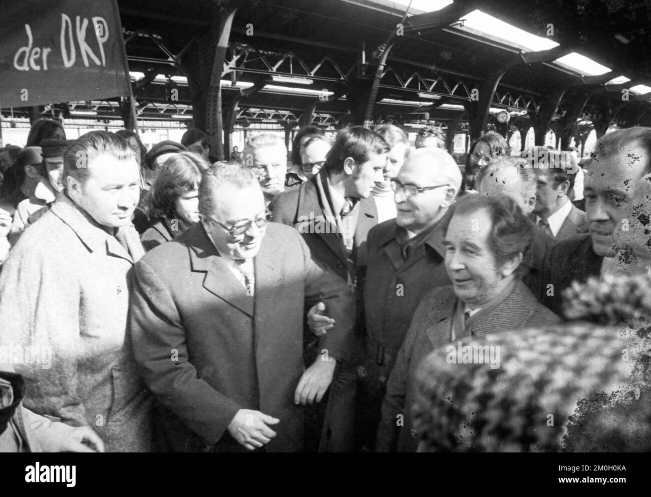 Die DKP-Funktionäre erhielten am 18. März 1976 eine Delegation des Zentralkomitees des SED auf dem Bahnsteig des Kölner Hauptbahnhofs für Stockfoto