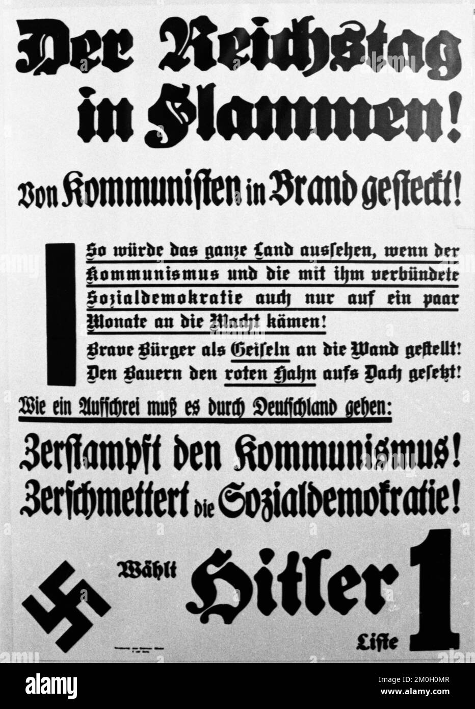Ausstellung der Deutschen Friedensunion (DFU) mit historischen Wahlplakaten mit dem Slogan der Feind steht rechts (der Feind ist rechts) auf 2,09 Stockfoto
