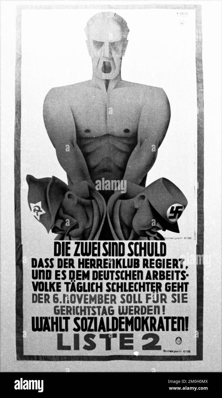 Ausstellung der Deutschen Friedensunion (DFU) mit historischen Wahlplakaten mit dem Slogan der Feind steht rechts (der Feind ist rechts) auf 2,09 Stockfoto
