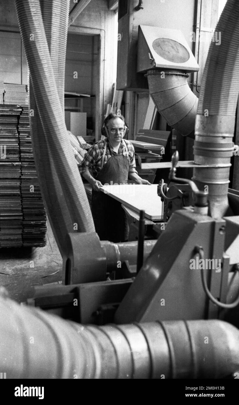 Jobs für Jung und Alt in einer kleinen Möbelfabrik (Voelker) in Witten am 20.5.1976 Stockfoto
