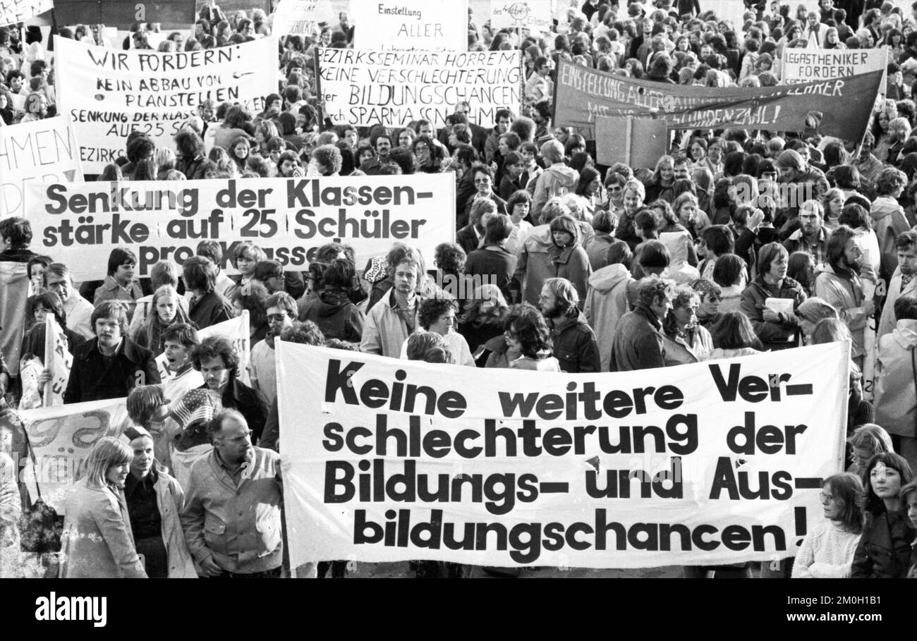 Mehr als tausend Lehrer aus Nordrhein-Westfalen haben am 26. September 1975 in Düsseldorf, Deutschland, in Europa demonstriert Stockfoto