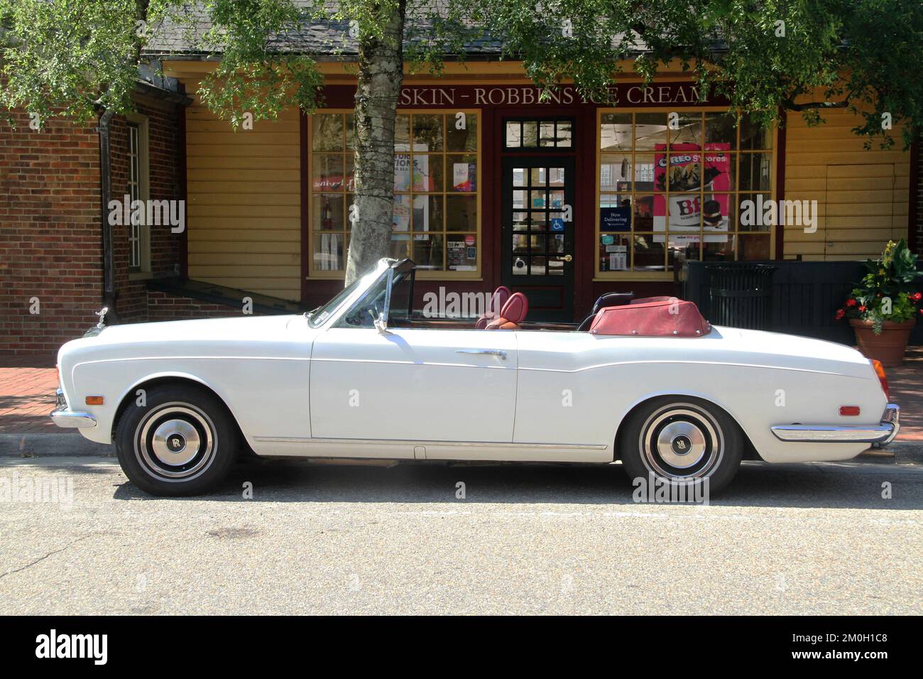 Altes Modell eines Rolls-Royce Cabrios in einer amerikanischen Stadt Stockfoto