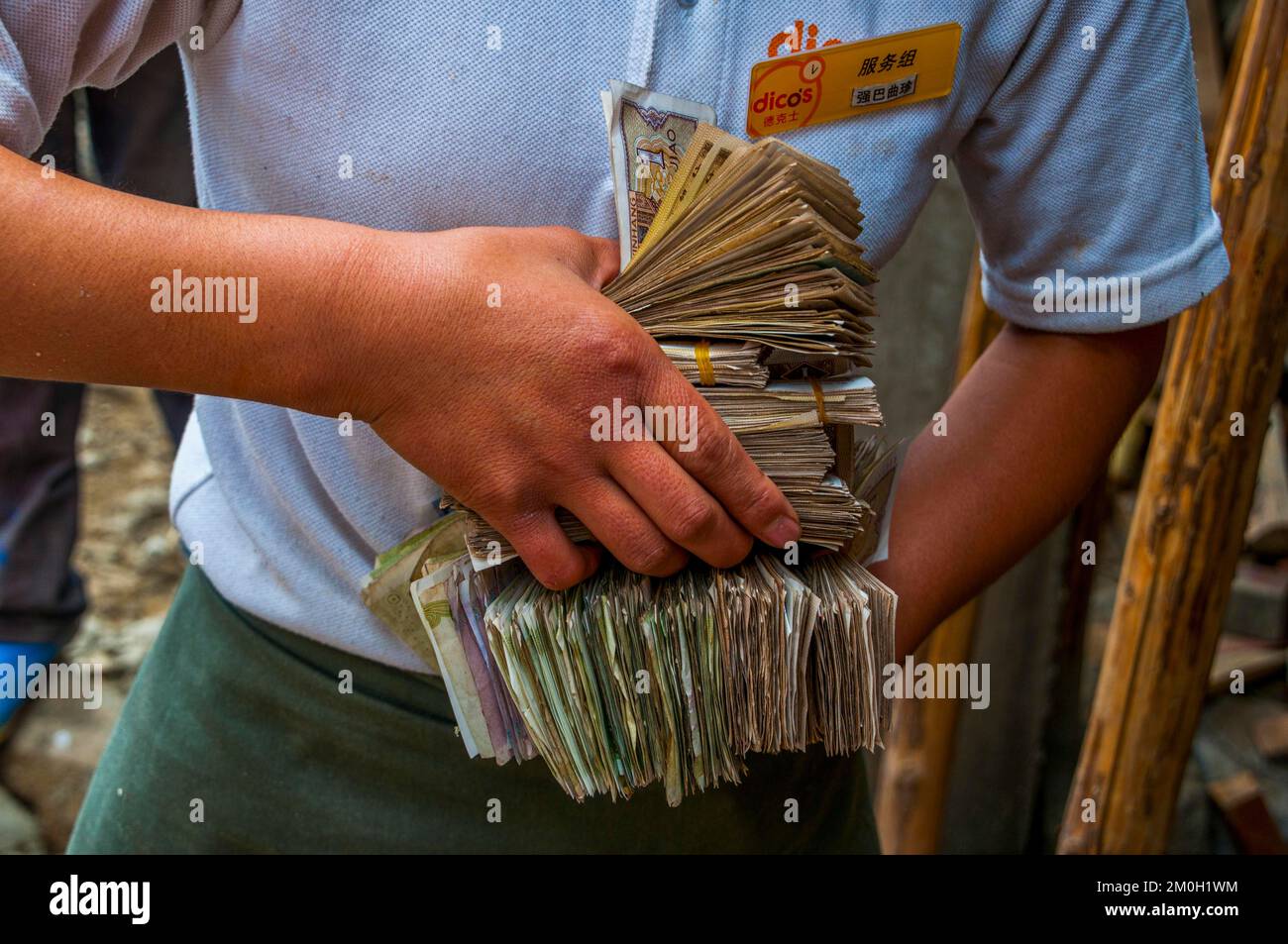 Frau hält Bündel von Yuan, chinesischen Geldern, Lhasa, Tibet, Asien Stockfoto