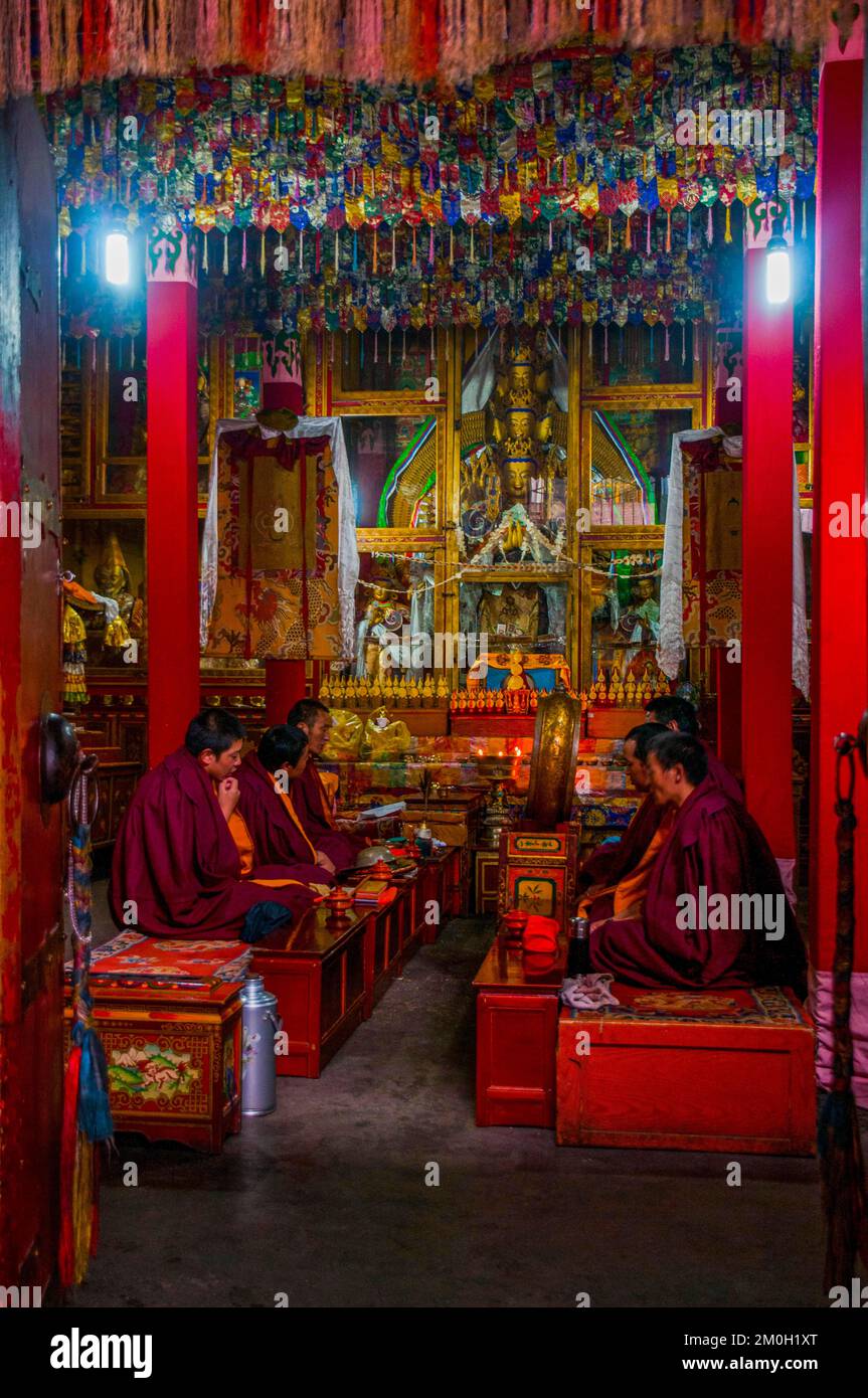 Mönche beten vor einer Buddha-Statue im Ramoche-Tempel, Lhasa, Tibet, Asien Stockfoto