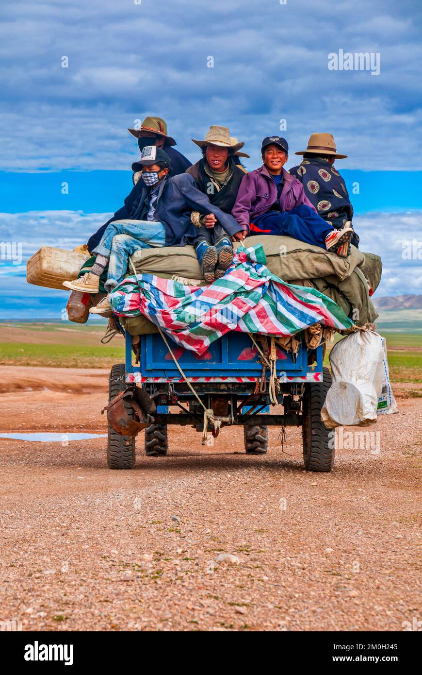 Tibetische Pilger auf einem Traktor auf der Straße von Gerze nach Tsochen, Westtibet, Asien Stockfoto