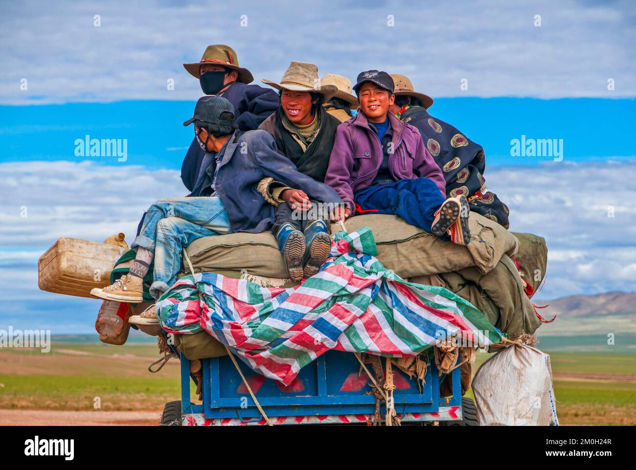 Tibetische Pilger auf einem Traktor auf der Straße von Gerze nach Tsochen, Westtibet, Asien Stockfoto