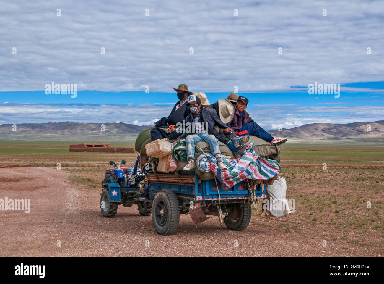 Tibetische Pilger auf einem Traktor auf der Straße von Gerze nach Tsochen, Westtibet, Asien Stockfoto