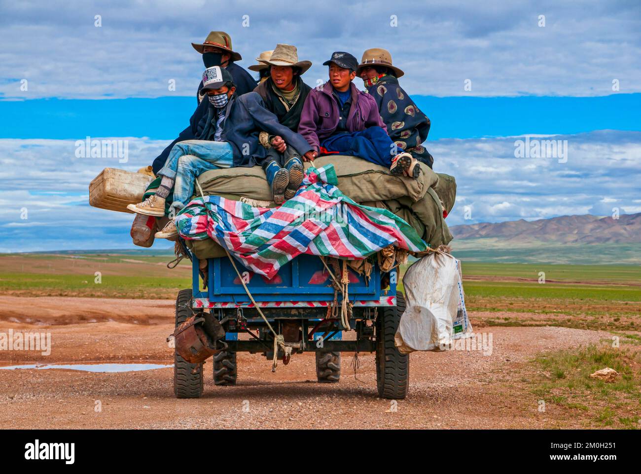 Tibetische Pilger auf einem Traktor auf der Straße von Gerze nach Tsochen, Westtibet, Asien Stockfoto