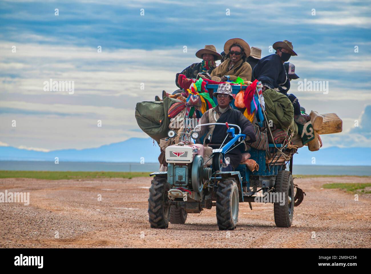 Tibetische Pilger auf einem Traktor auf der Straße von Gerze nach Tsochen, Westtibet, Asien Stockfoto