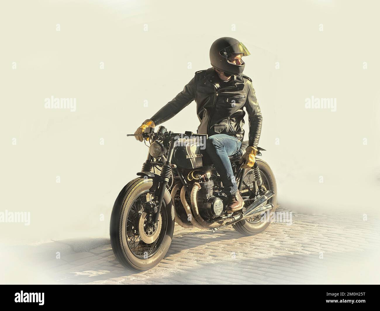 Honda Cafe Racer Motorrad und Fahrer. Stockfoto