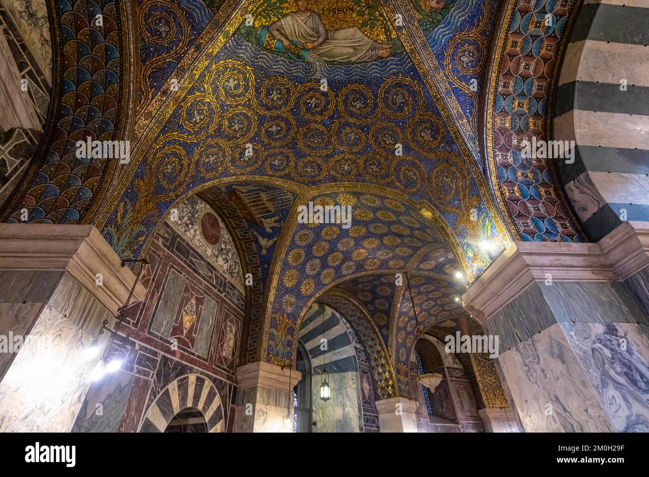 Prächtiges Interieur im UNESCO-Weltkulturerbe Aachener Dom, Aachen, Deutschland, Europa Stockfoto