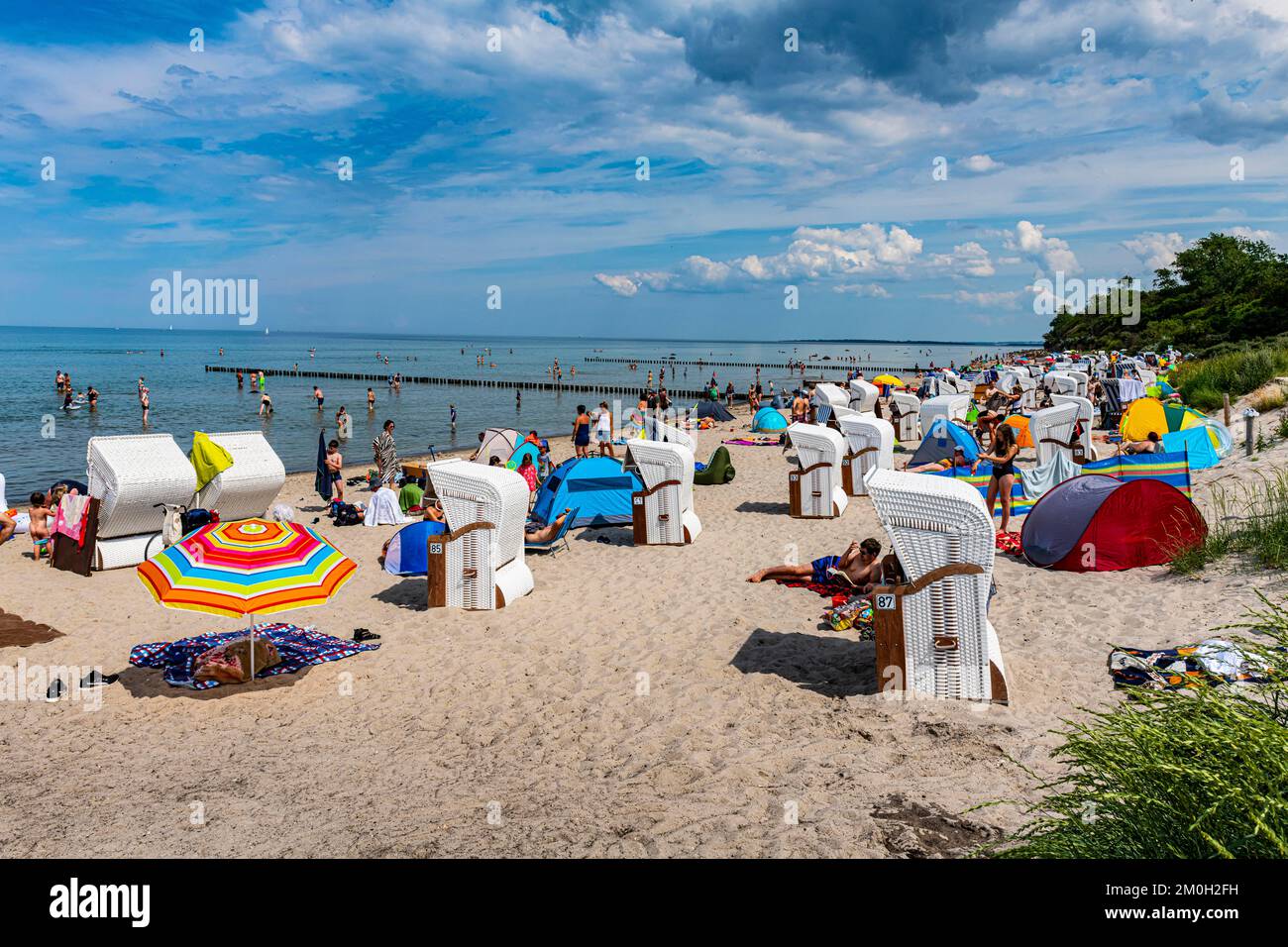 Am scharzen Busch Strand mit typischen Strandliegen, Poelinsel, Ostsee, Deutschland, Europa Stockfoto