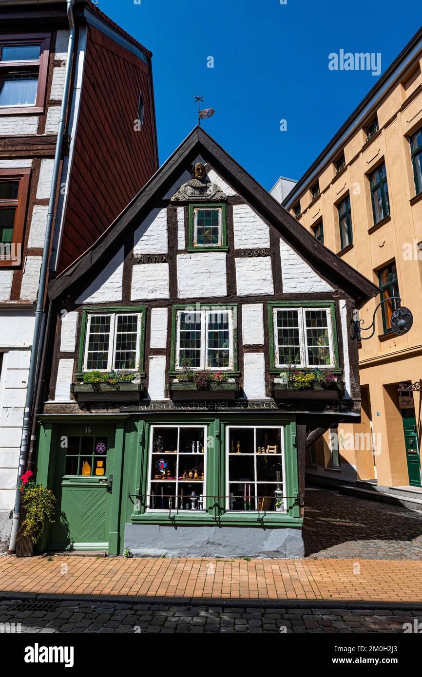 Winziges kleines Fachwerkhaus in der Altstadt von Schwerin, Mecklenburg-Vorpommern, Deutschland, Europa Stockfoto
