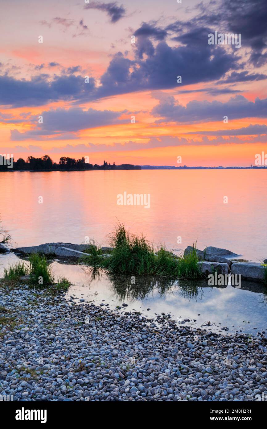 Blick von Arbon über den Bodensee bei einem farbenfrohen Sonnenuntergang im Kanton Thrugau, Schweiz, Europa Stockfoto