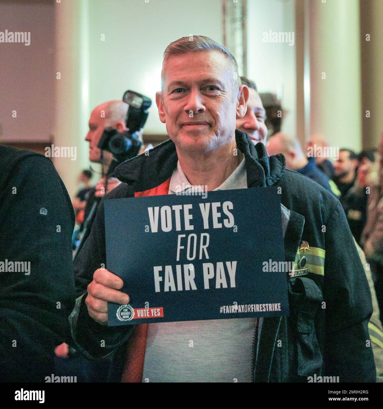 London, Großbritannien. 06.. Dezember 2022. Ein Feuerwehrmann mit einem Schild mit der Aufschrift "Stimme Ja". Feuerwehrleute, Kontrollpersonal und Mitglieder der Fire Brigades Union (FBU) treffen sich zunächst in der Methodist Hall, wo Gewerkschaftsvertreter und Abgeordnete sprechen, und treffen sich dann heute in Westminster und den Lobbypolitikern, um den Wahlgang für Streiks zu starten. FBU-Mitglieder haben das aktuelle Gehaltsangebot abgelehnt und stimmen darüber ab, ob Streiks Schieß los. ergeben. Kredit: Imageplotter/Alamy Live News Stockfoto