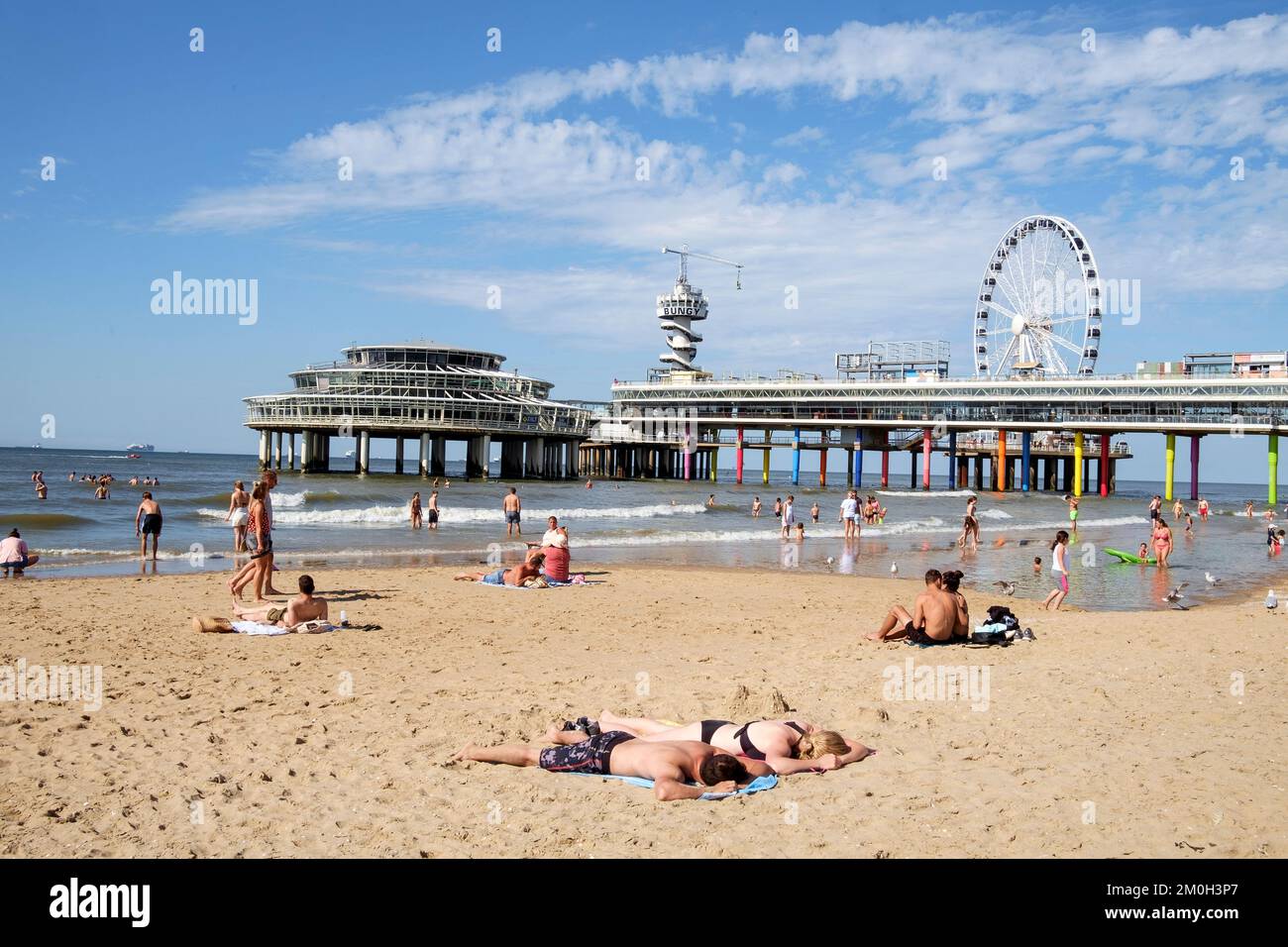 Scheveningen, Den Haag, die Nederlands, Blick auf den Strand an einem Sonntag in der Sommersaison mit dem Pier Stockfoto