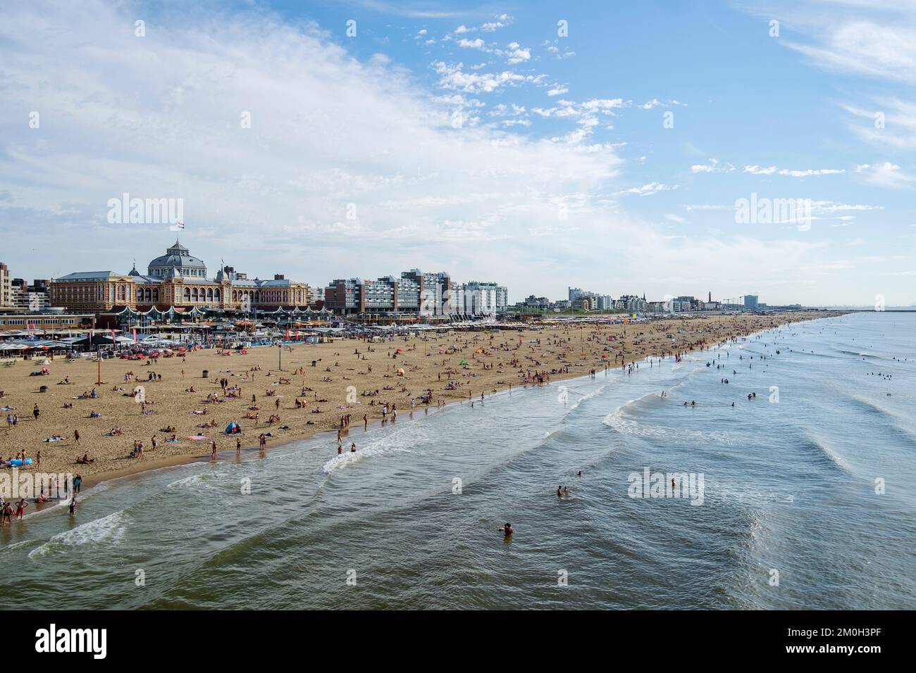 Scheveningen, Den Haag, die Nederlands, Blick auf den Strand an einem Sonntag in der Sommersaison mit dem Pier Stockfoto